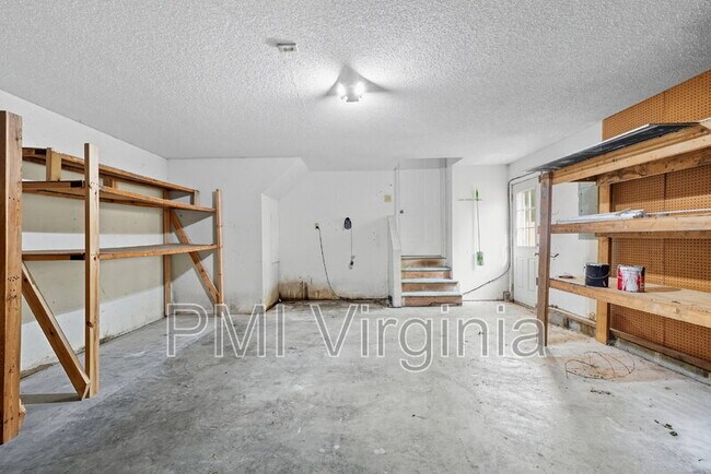 Building Photo - 932 Nugent Dr