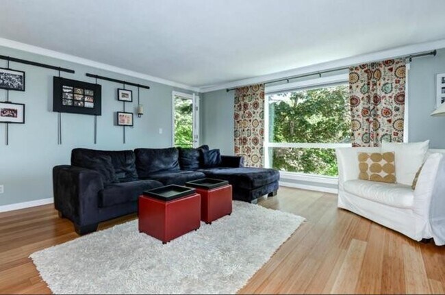 Building Photo - One of Kind Downtown Kirkland Strip 1bd 1bath Condo!