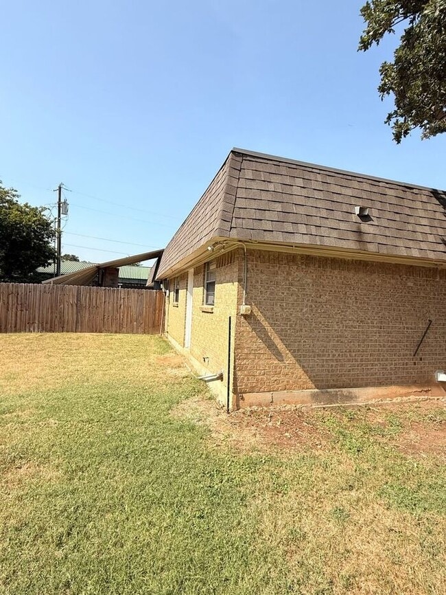 Building Photo - **Modern 2 Bed / 1 Bath Duplex in Little E...