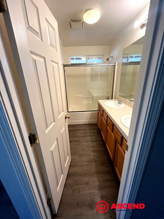 Building Photo - Beautiful 4 Bedroom Home in the Southwest!