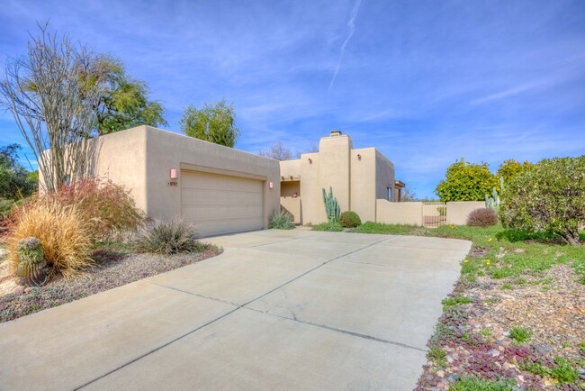 Building Photo - Beautiful Southwest Home with Mountain Vie...