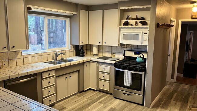 Building Photo - Furnished rental with large fenced back yard.