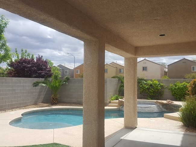 Building Photo - Spacious Two-Story Home with Pool!