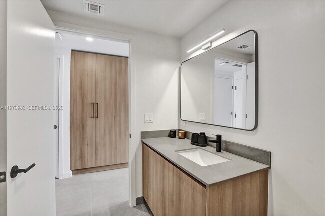 Building Photo - 121 NE 5th St