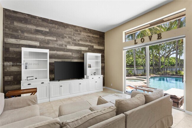 Building Photo - 3815 Oak Ridge Cir