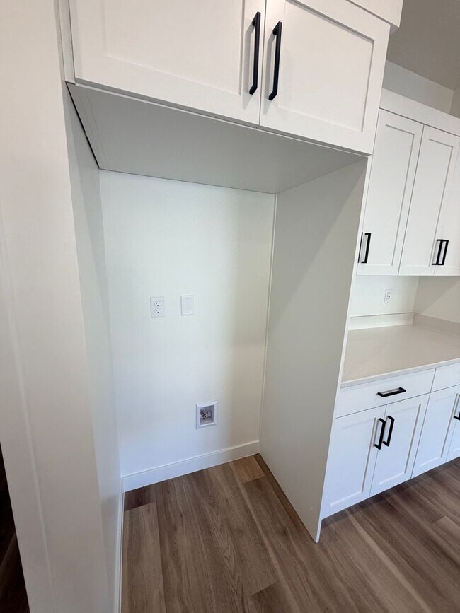 Building Photo - Beautiful Brand new 4 bedroom, 2.5 bathroom home in St George!