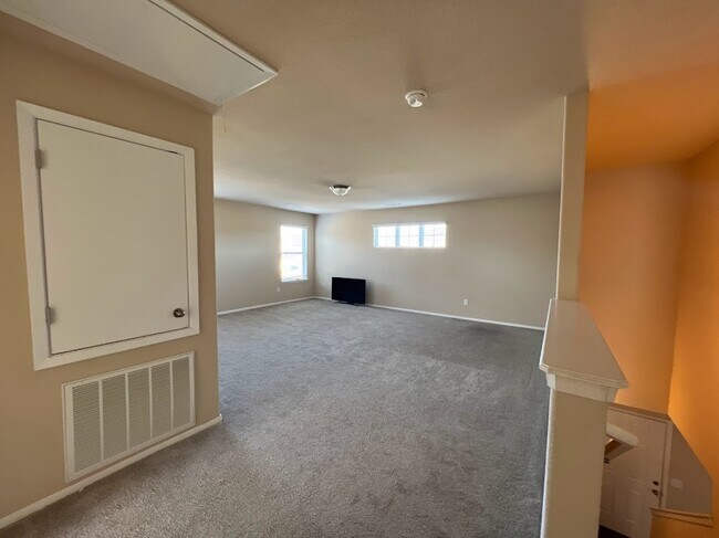 Building Photo - 906 SW Green World St