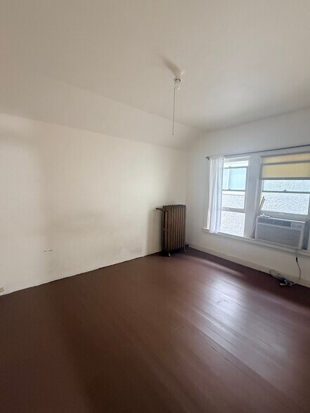 Building Photo - 1514 11th Ave W