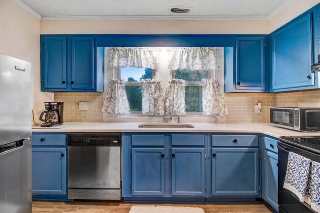 Building Photo - *FOR RENT* Beautifully Updated Home in Pri...