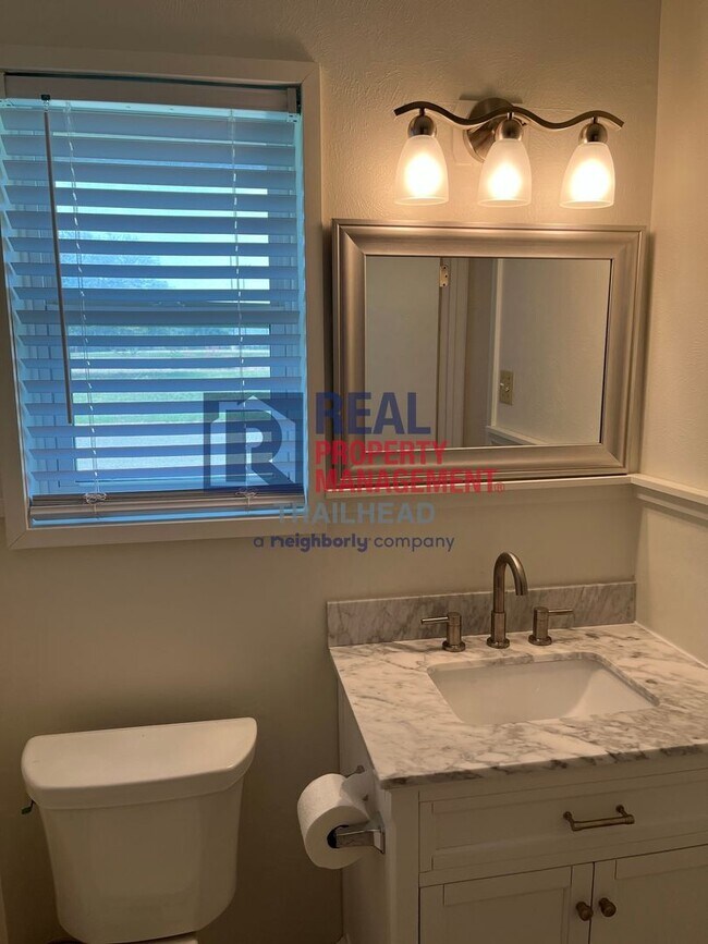 Building Photo - Great Location - 2 Bed/2 Bath - Move In Re...