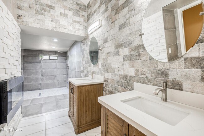 Building Photo - 5733 Saplinas Rd