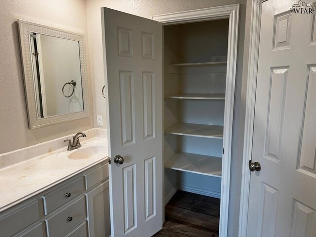 Building Photo - 301 Mariners Wy