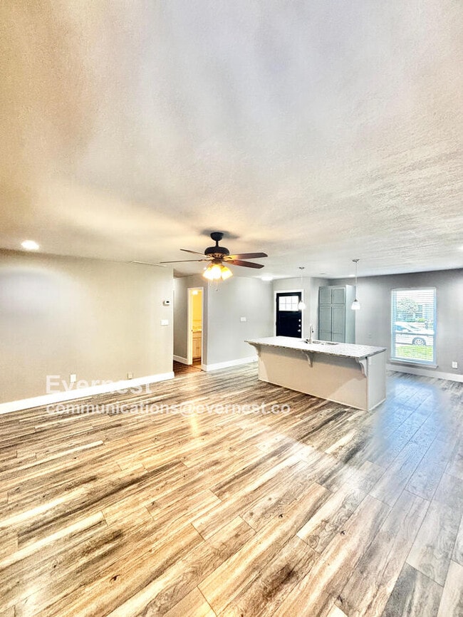 Building Photo - 807 Meadow Mead Dr