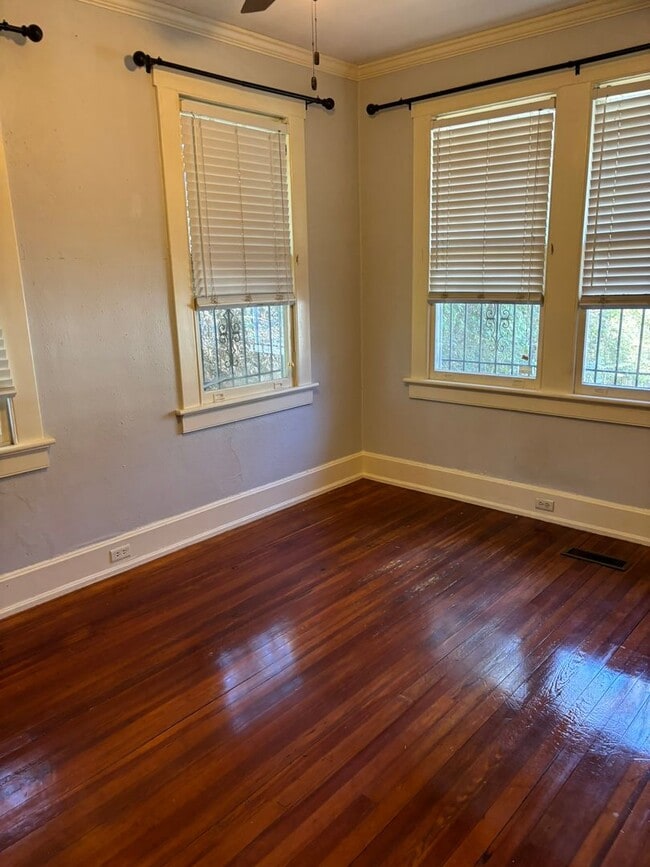 Building Photo - Lakebottom Area! Hardwood Floors Throughout! Call the office to schedule a tour!