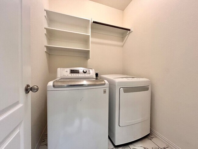 Building Photo - Bright & Beautiful 4 Bed, 3.5 Bath Home with Room for Everyone