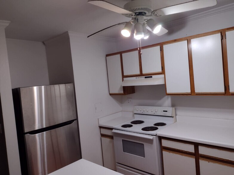 Building Photo - 1813 Hemlock Plz