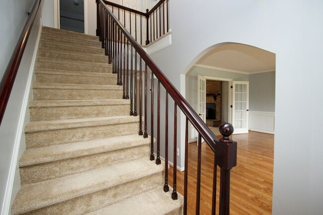 Building Photo - 130 Camelot Crescent