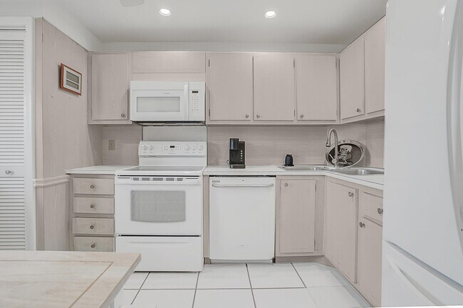 Building Photo - 1523 E Hillsboro Blvd