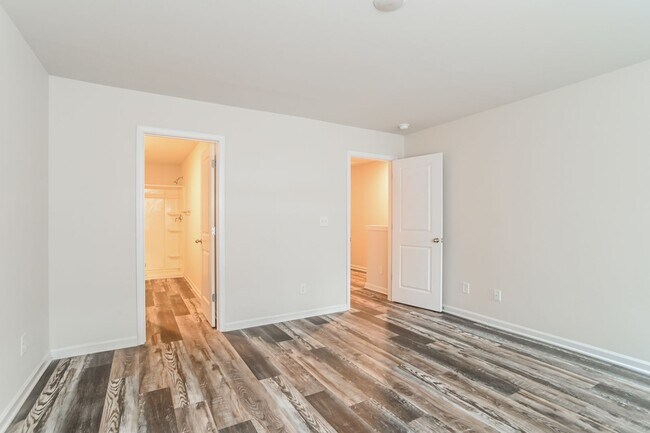Building Photo - 3BR Townhome • Full Kitchen • Garage + Driveway
