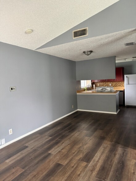 Building Photo - 6227 Valley King