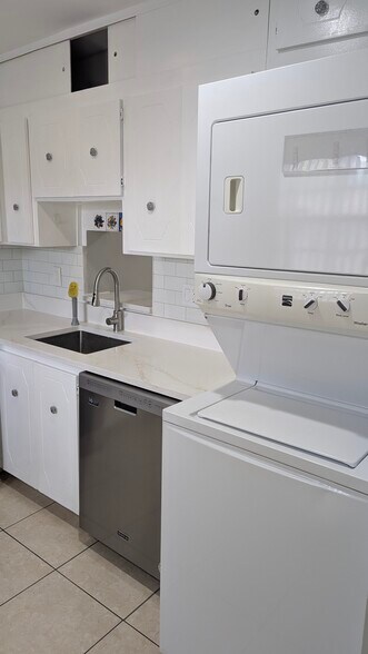 Kitchen Washer - 3777 NW 78th Ave