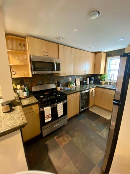 Unit 1 - 4538 Wentworth Ave