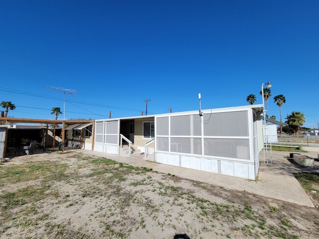 Building Photo - 3 bedroom home available in Thermal CA