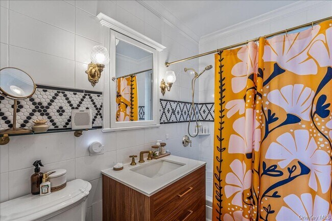 Building Photo - 38-30 Douglaston Pkwy