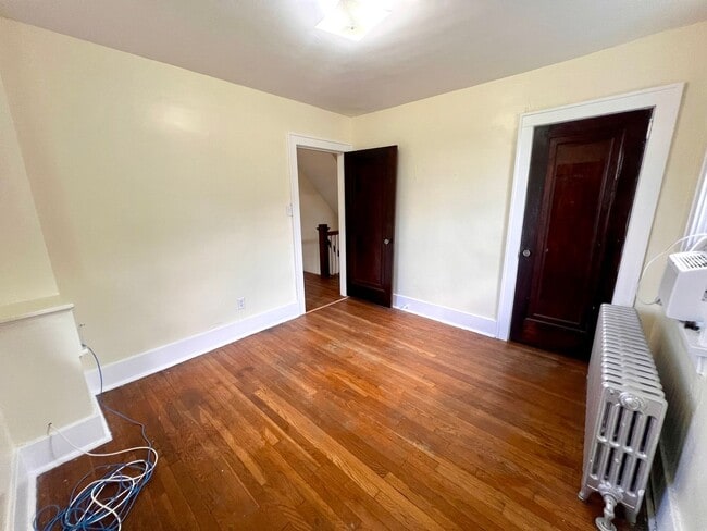 Building Photo - Spacious Home - 3 bedroom 1 bath - Squirre...