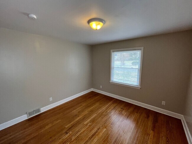 Building Photo - Charming 3-Bedroom 2-Bath with Beautiful Hardwood Floors
