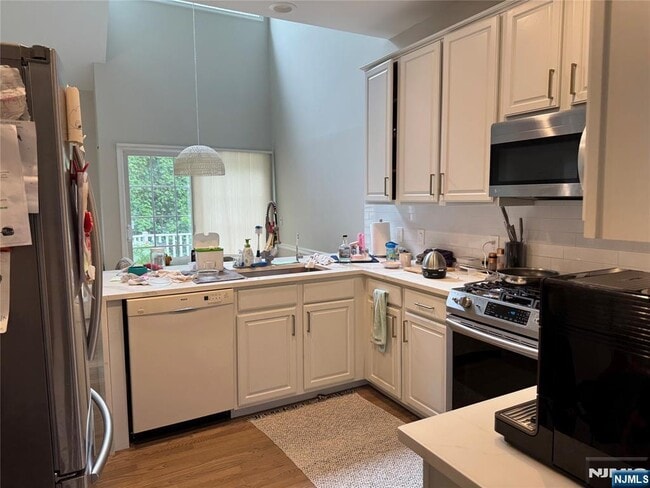 Building Photo - 61 Thistle Dr