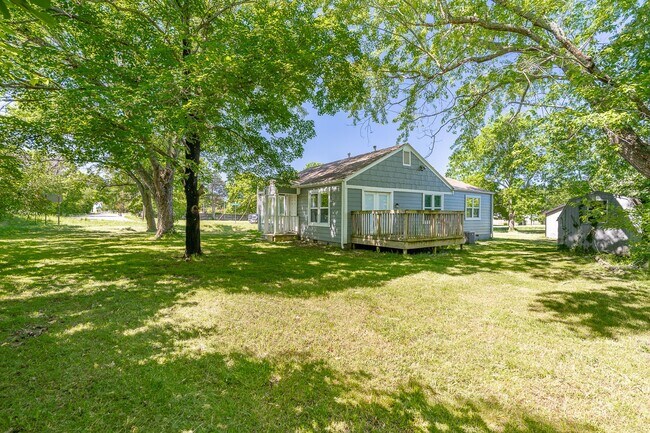 Building Photo - Fully Updated South Fay Home Near I-49! MU...