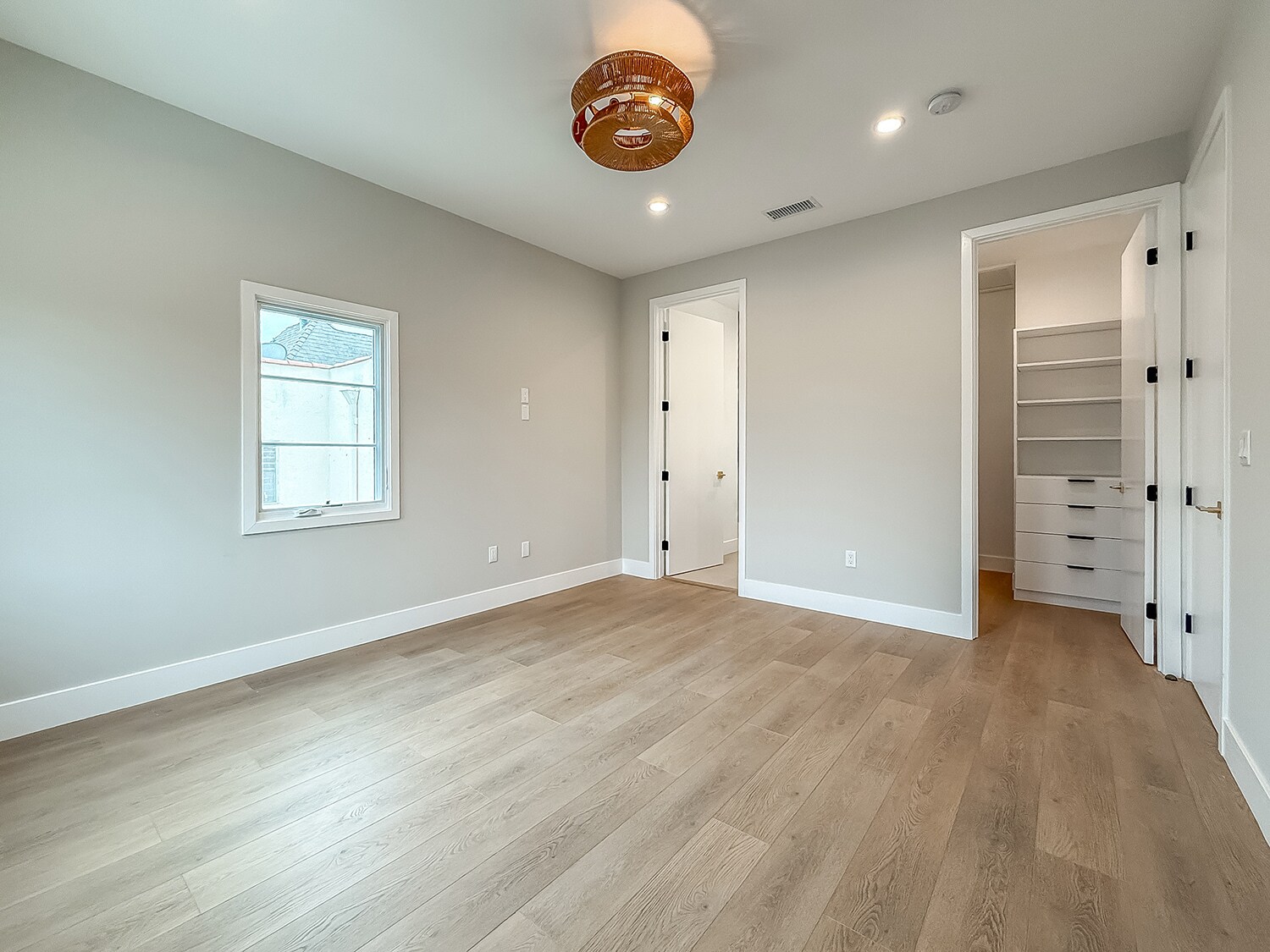 Building Photo - 150 N Arnaz Dr