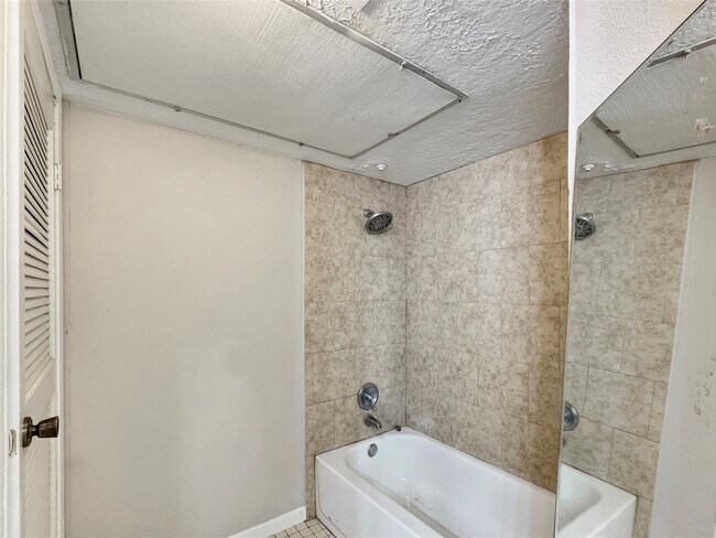 Building Photo - 2021 Spenwick Dr