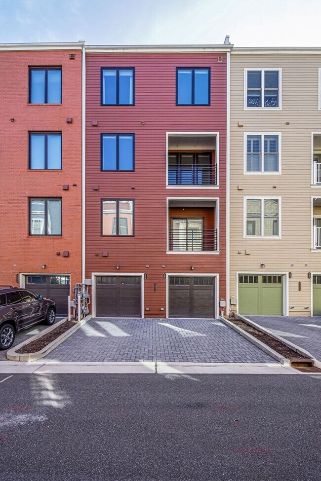 Building Photo - Updated 3br/2.5ba Condo Townhome Alexandria Walk to Metro