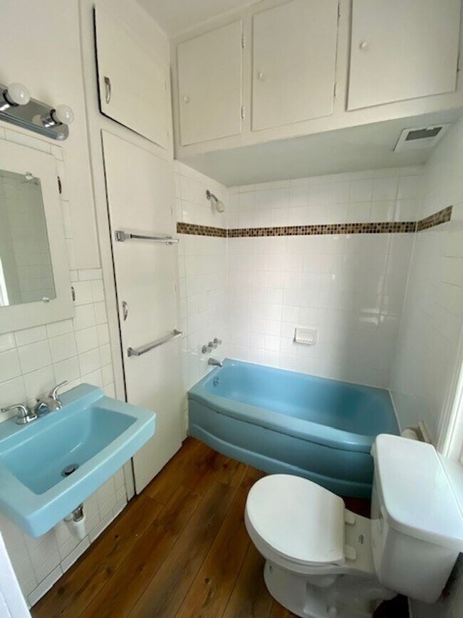Building Photo - 3 Bedroom Home on Large Lot!