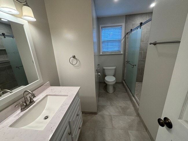 Building Photo - Remodeled Ground Level Condo off Rivermont