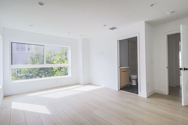 Building Photo - NEW CONSTRUCTION LUXURY 4 BED TOWNHOMES WITH ROOF DECKS