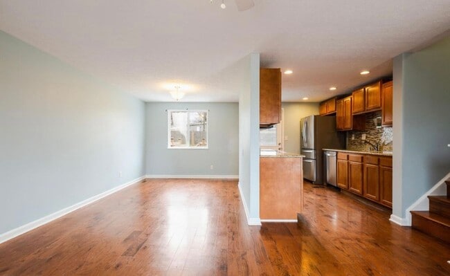 Building Photo - Newly Renovated Hillview Bi-Level!