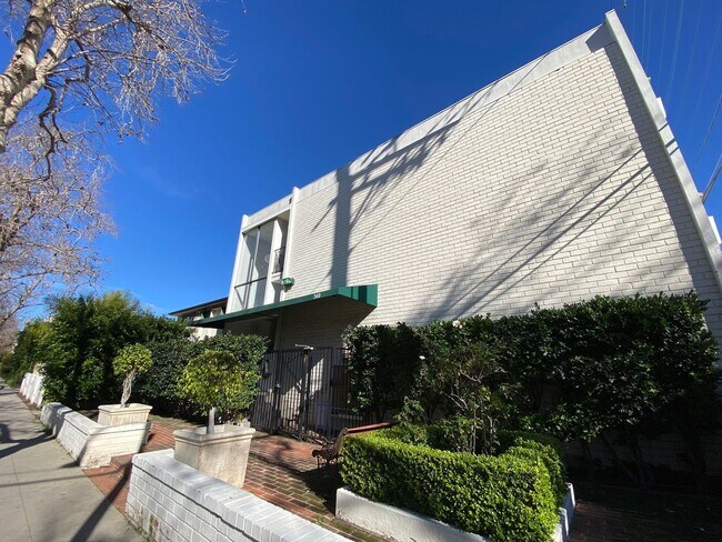 Building Photo - r360