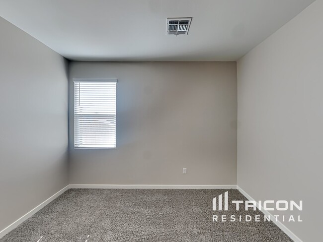 Building Photo - 4535 E Grandview St