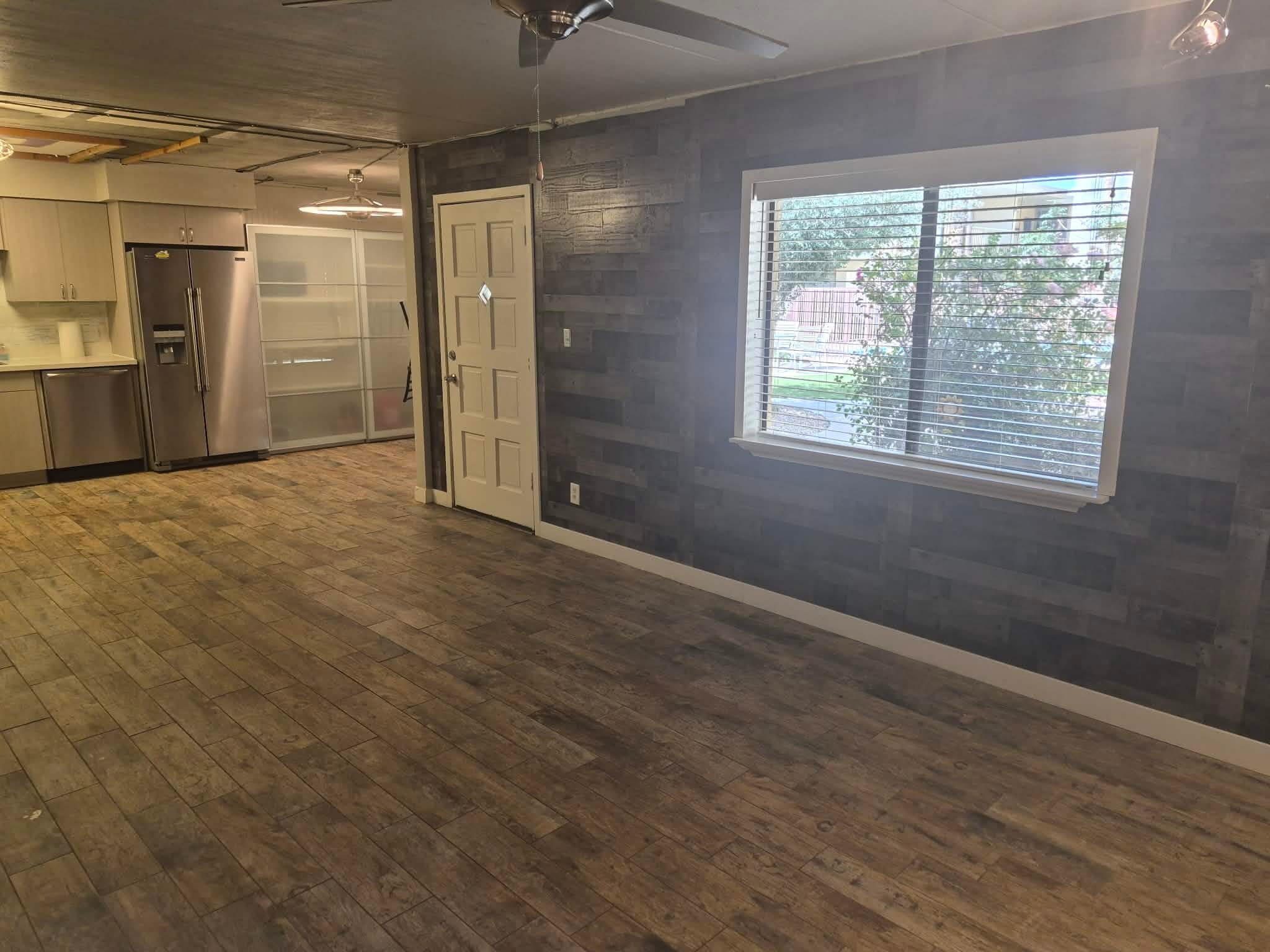Building Photo - 3030 E Clarendon Ave