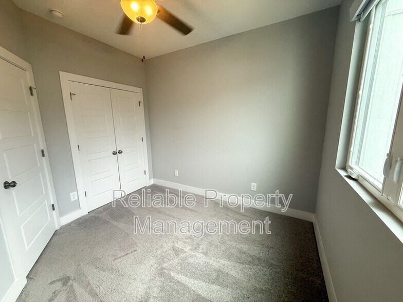 Building Photo - 14 S Laird Dr