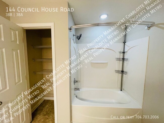 Building Photo - Beautiful Townhome in Catawba Village