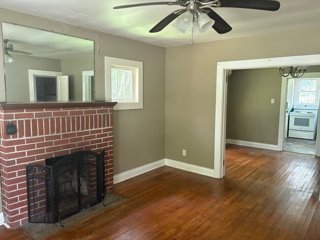 Building Photo - 2 bed 1 bath cottage available now!!