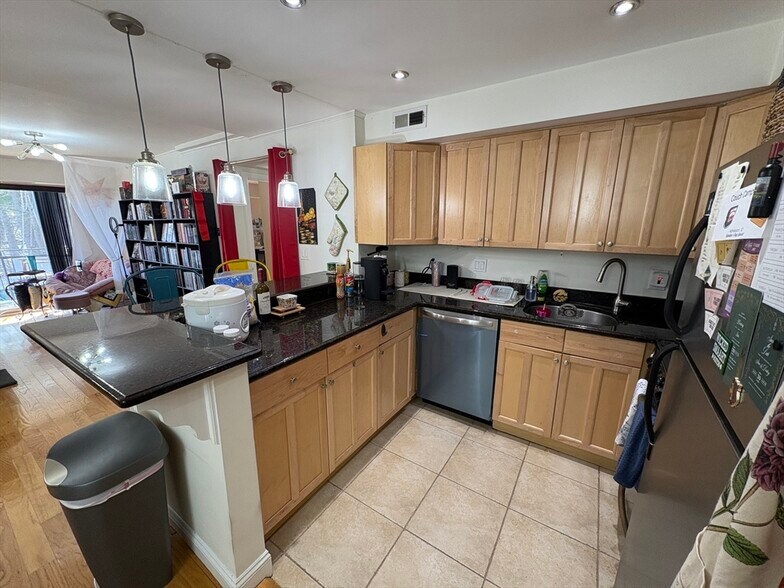 Building Photo - 57 Broadlawn Park