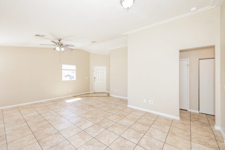 Building Photo - 2306 Hollow Oak Ave