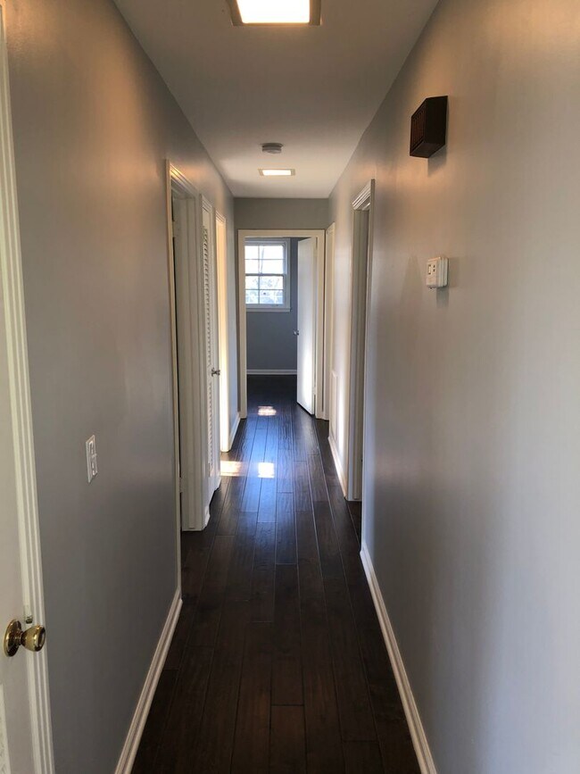 Building Photo - Charming single-level ranch home offers 4 bedrooms and 2 bathrooms in Brentwood