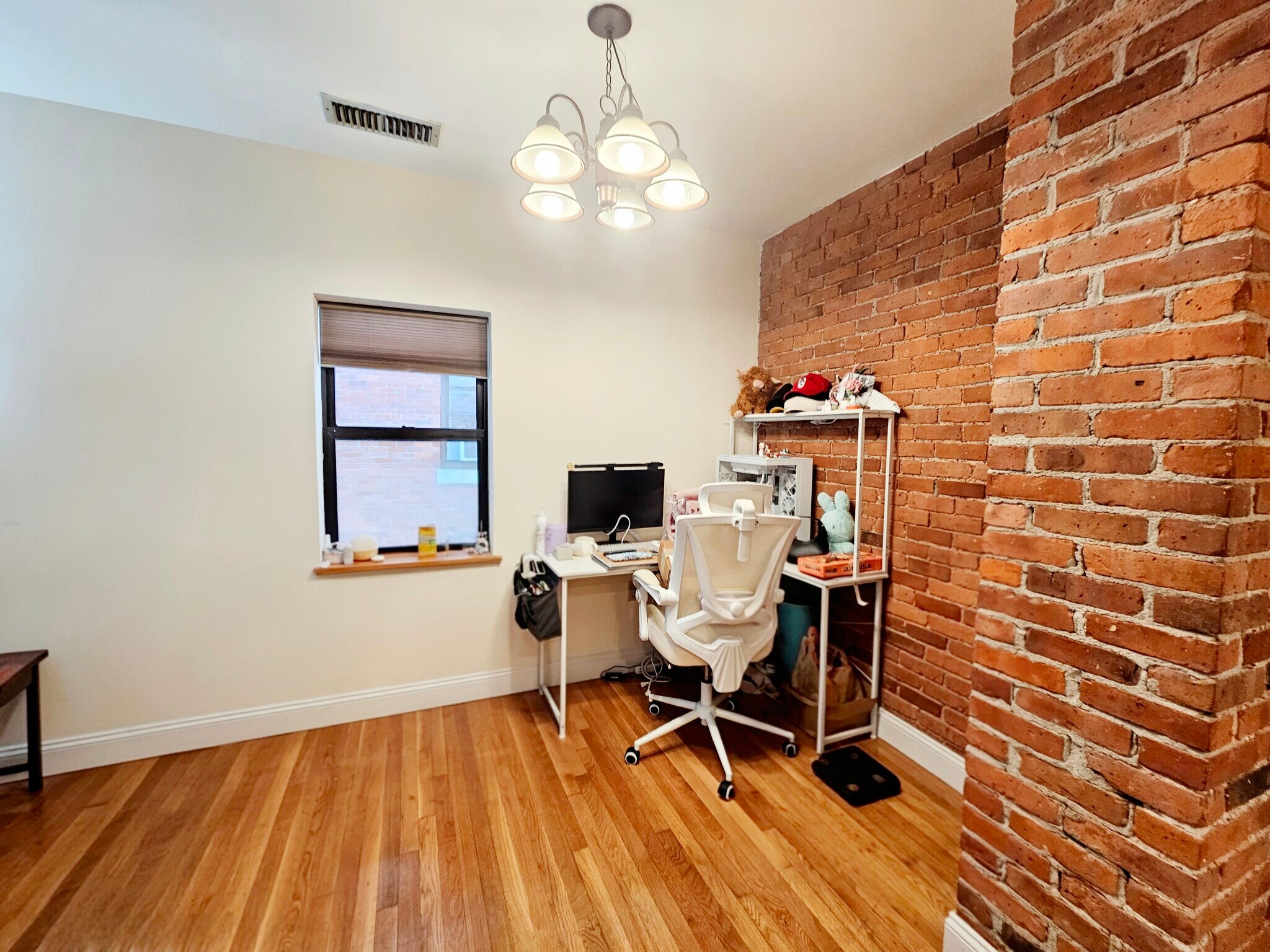 Building Photo - 84 Gainsborough St