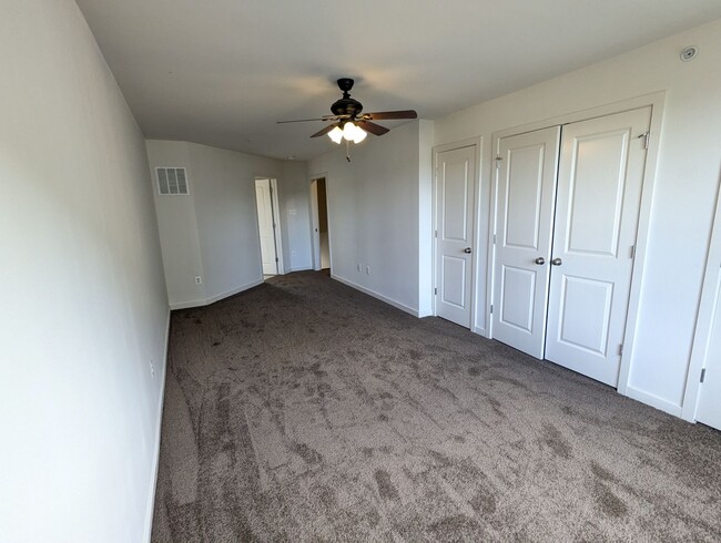 Building Photo - Modern 4 level townhouse available for imm...